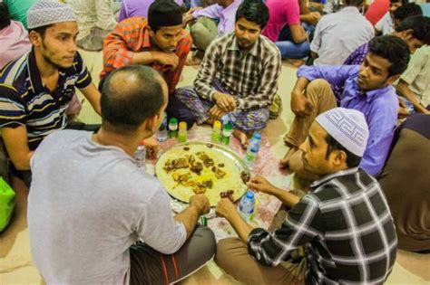 free iftar in qatar|Qatar sets up free Iftar tents for 10,000 people everyday.
